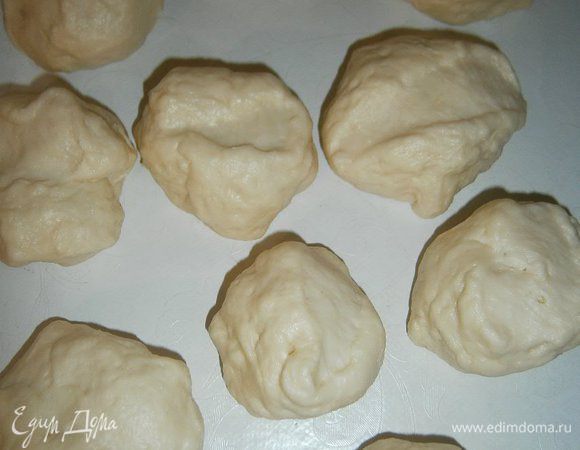 Подошедшее тесто обмять и разделить на 10 равных частей.
Персик очистить от кожицы и нарезать небольшими кубиками.