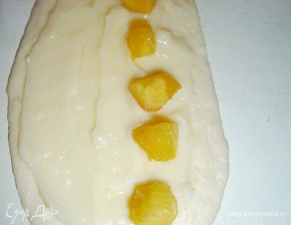 Каждую часть теста раскатать в форме язычка, смазать кремом ( оставить немного  крема для украшения ~ 4 ст. л.), выложить кусочки персика..