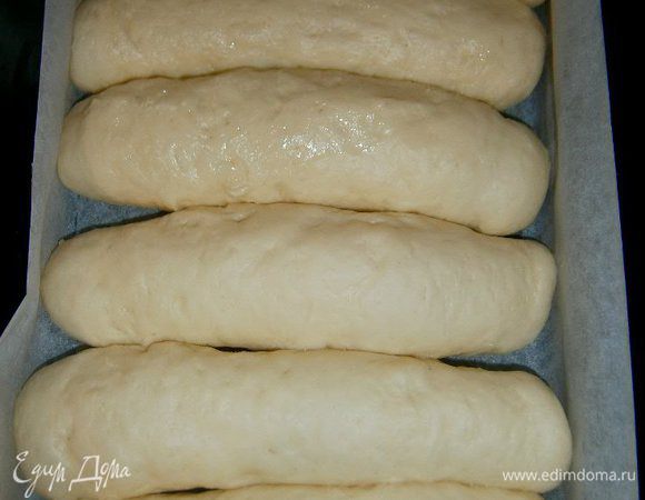 Противень застелить бумагой для выпечки, выложить трубочки в ряд. Накрыть плёнкой и оставить на 30 минут для растойки.