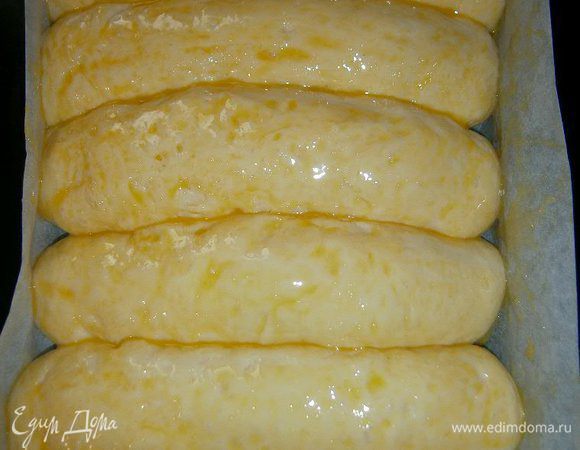Зкатем смазать взбитым желтком.