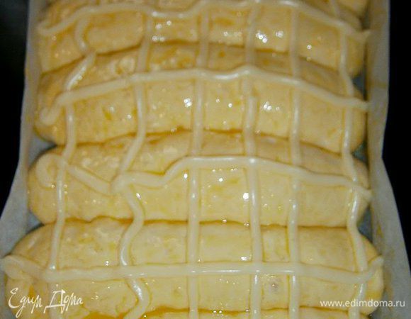 Оставшийся заварной крем переложить в кондитерский пакет и нарисовать на булочках  узоры.