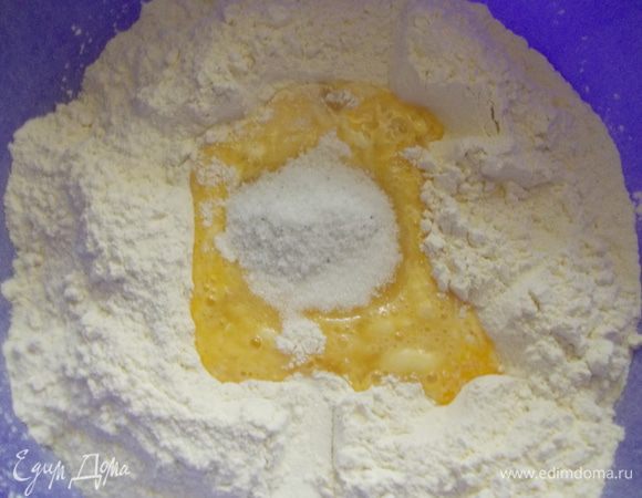 Просеиваем муку. Добавляем два яйца, соль и сахар, подсолнечное масло.