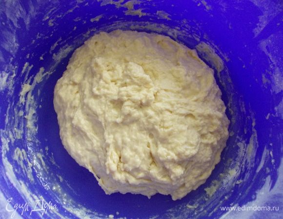 Добавляем опару и замешиваем тесто. Накрываем тесто полотенцем и ставим в теплое место пока тесто не увеличится в два раза. 2-3 часа