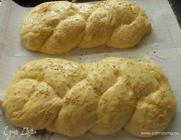 Смазываем наш хлеб желтком и посыпаем сверху кунжутом. Выпекаем 15 - 20 мин. Хлеб должен быть золотого цвета. Даем остыть, и приятного аппетита.