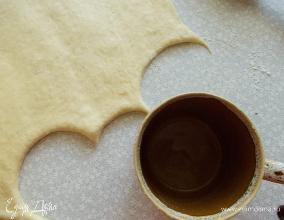 Замешиваем тесто, что бы вышел весь воздух. Раскатываем тесто толшиной в 1 см. Берем чашку с широким горлышком и вырезаем наши пончики.