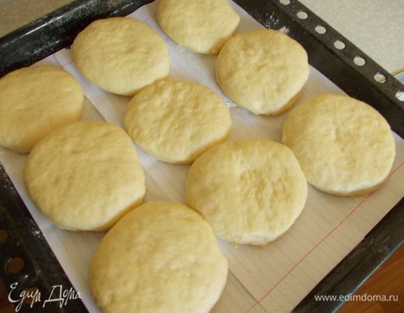 Пончики выкладываем на противень, заранее выстеливаем на него бумагу. Накрываем пончики полотенцем и даем им поднятся 15 мин.