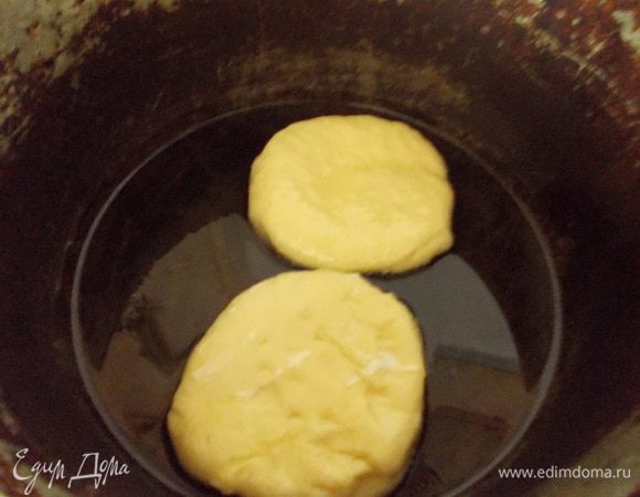 Выливам в большую кастрюлю или как я взяла казанок подсолнечное масло. Даем ему разогреться. (Я узнаю что масло разогрето до нужной мне температуры, беру деревянную лопатку, ложку и ружкой опускаю ее в масло, если возле ручки образуются пузыри, значит масло достаточно разогрето.) Опускаем по одному пончики в масло и готовим с каждой стороны пока они не станут золотого цвета.