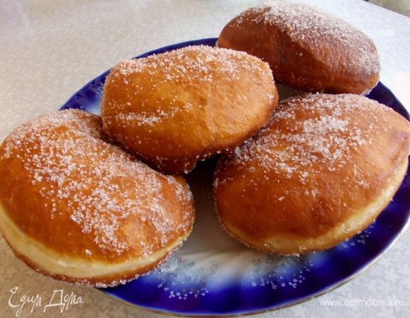 В отдельную тарелку насыпьте сахара. Обволоките пончики с двух сторон в сахаре и не замедлительно попробуйте эту вкуснятину. приятного аппетита.