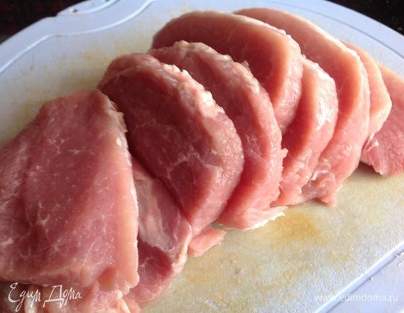 Свинину нарежьте тонкими кусочками.