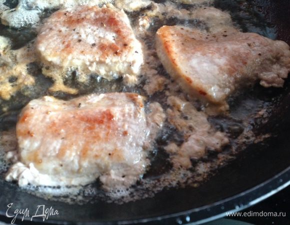 На раскаленную сковороду налейте растительное масло, и обжарьте каждый кусочек с двух сторон.