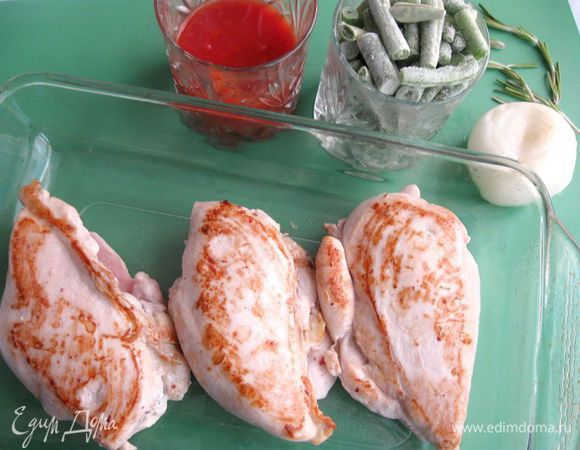 На раскаленной  сковороде с  маслом обжарить  филе с двух сторон. Приготовить свежемороженую зеленую стручковую фасоль( резаную), пассированные помидоры, лук почистить, нарезать кольцами, обжарить (недолго) на сковороде, в которой  в которой  жарилась курица. Положить куриное филе в форму (керамическую, стеклянную) для запекания. 

