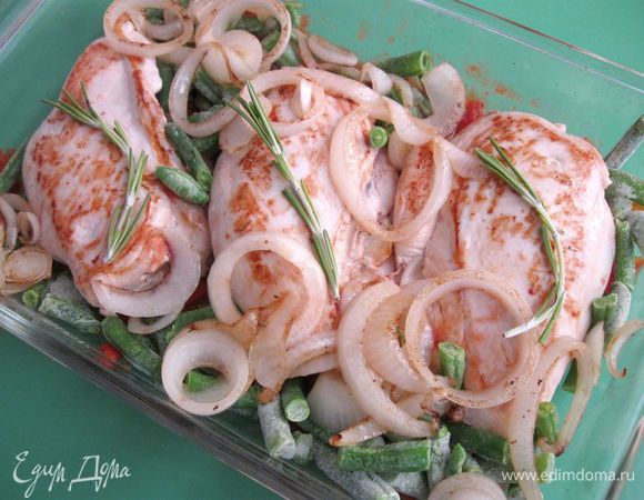 Дополнить пассированными помидорами, зеленой стручковой фасолью, луком. На каждый кусочек положить по небольшой веточке розмарина.