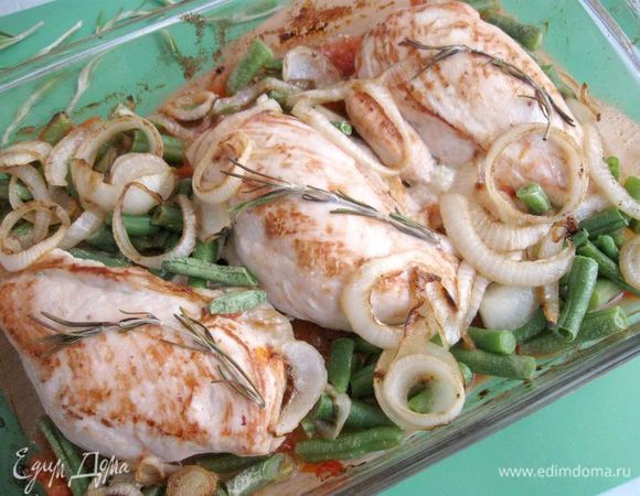 Духовку разогреть до 200 градусов. Отправить в духовку на 30 минут. Вам может понадобиться чуть больше или меньше времени, это зависит от размера  куриных грудок и параметров вашей духовки.

