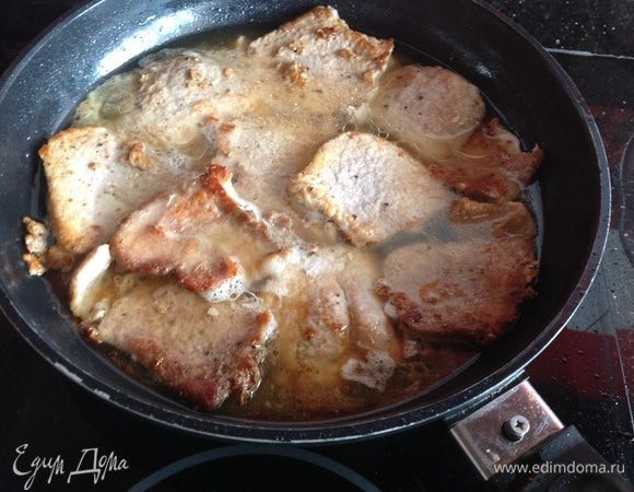 Выложите все мясо в сковороду, добавьте 100 мл кипятка, накройте крышкой и тушите на медленном огне 20 минут.