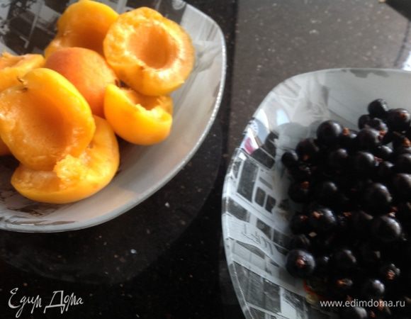 Смородину помойте и переберите. Абрикосы помойте, разделите на половинки, удалите косточки.