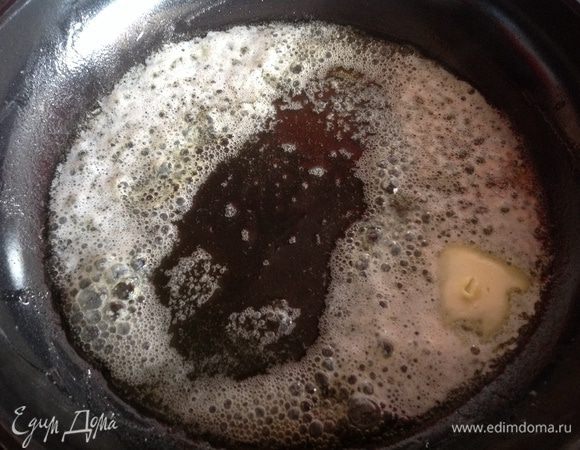 На другой сковороде или в сотейнике растопите сливочное масло с сахаром...