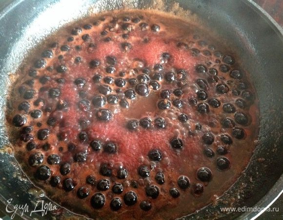 В сотейник добавьте смородину и вино, приправьте мятой и орегано, накройте крышкой, и готовьте 5-7 минут.