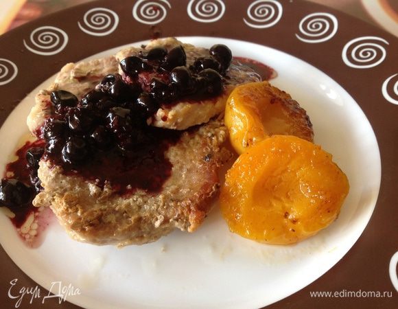 Подавайте мясо полив соусом с двумя половинками абрикоса.

Приятного аппетита!!!