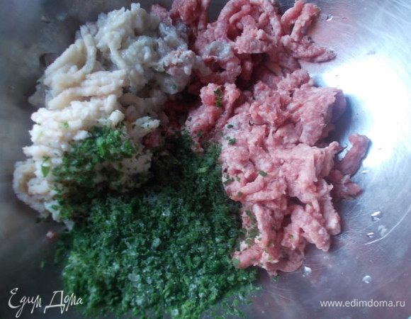 Половину булочки замочить в молоке,или воде,помолоть вместе с луком  добавить к фаршу и шпинату.Посолить и поперчить.