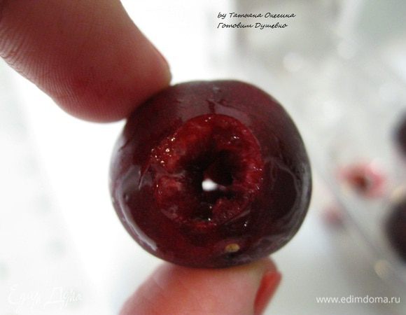 Вишню промыть. Наденьте перчатки на руки, вооружитесь зубочисткой и удалите косточки из вишни. Слегка придерживаете вишню и надавливаете на центр вишни зубочисткой — это очень простой и быстрый способ. Косточки отправляем в сито, а сито устанавливаем в миску, где будет собираться вишневый сок. Получаем вот такую вишенку: