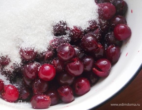 Затем отправляем вишню в глубокую миску. Сок выливаем к вишне и засыпаем сахаром. Оставляем на несколько часов для образования сока.