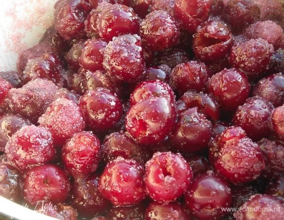 Аккуратно встряхиваем миску с вишней и снова оставляем на несколько часов. Можно оставить на ночь. Если вишня спелая и сладкая — количество сока будет почти 1/2 от всего объема вишни.