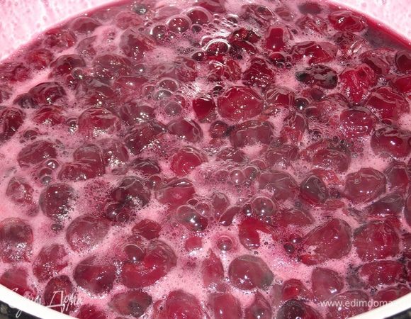 Варенье должно слегка загустеть и пузырьки станут немного округлыми, пена должна стать прозрачной. Выключаем варенье и оставляем на ночь настояться. Вечером, после работы, снова ставим варенье варить на 10 минут. Снова оставляем на ночь. На следующий вечер доводим варенье до кипения, добавляем палочку корицы и коньяк, провариваем 5 минут, а затем разливаем по стерилизованным банкам. 