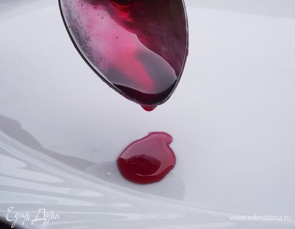 Если желаете получить более густое варенье, тогда норму сахара увеличьте на 50 % и проверяйте способом «густой нити». Как только капля варенья при остывании тянется за ложкой — варенье достигло своего пика густоты.