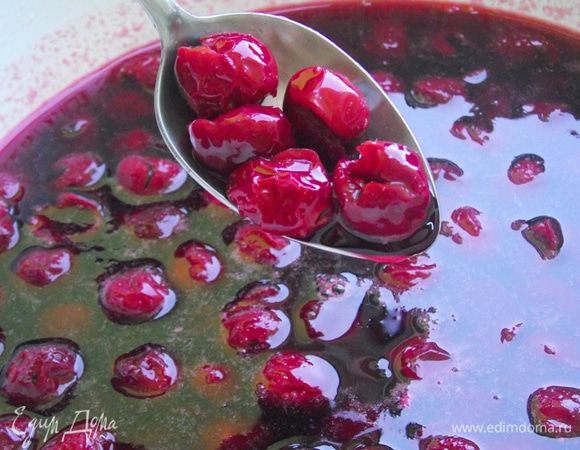 Такой способ варки варенья в 3 этапа сохраняет красивый рубиновый цвет, что радует глаз и возбуждает аппетит!