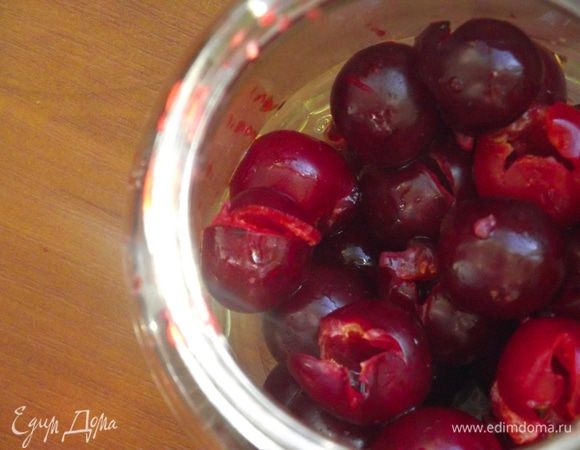 Вишню очистить от косточки. Можно оставить хвостики, удалив косточку снизу булавкой. Плотно уложить вишню в банки.