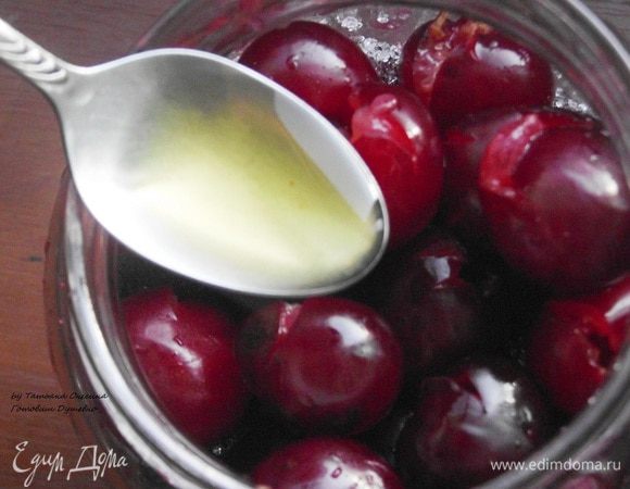 В кастрюле смешать ликер с лимонным соком, добавить цедру, специи, сахар и довести до кипения. Добавить маринад в вишню.