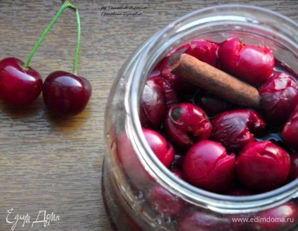 Хранить такую вишню необходимо в прохладном месте. Открыв баночку, вы сразу погрузитесь в тонкий аромат миндального ликера с нотками аниса и корицы, ну и завершающим аккордом будет аромат вишни и апельсина. Представьте себе, каким ароматным будет торт » Монастырская изба»:)

Коктейльная вишня отлично подойдет к любым десертам, коктейлям, даже к мясу. Главное, что это натуральный продукт, приготовленный вашими волшебными руками :) Ведь ничего сложного в процессе приготовления нет, поэтому пока не закончился сезон вишни можно успеть заготовить такое чудо на зиму.