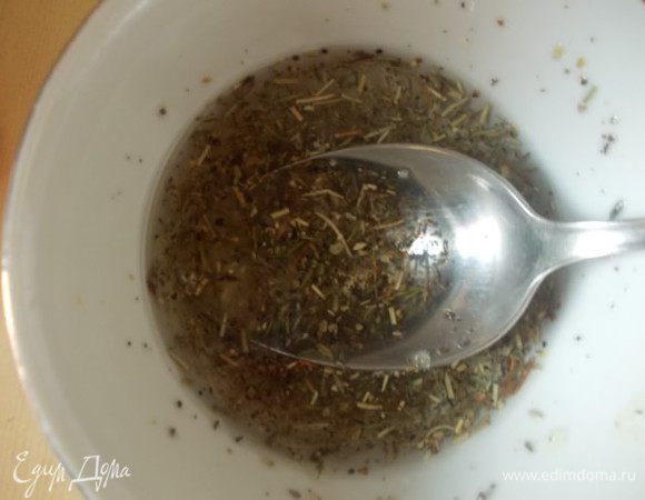 В чесночнуое пюре добавить тавы и масло,посолить и хорошо перемешать.