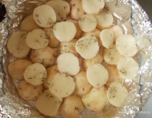 В форму для запекания укладываем картофель порезанный кольцами.Поливаем ароматным маслом.