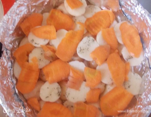 Сверху морковь пластинками.