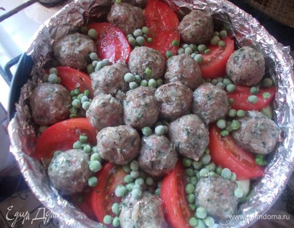 Сверху укладываем тефтельки,помидоры дольками и зеленый горошек,не забываем каждый слой полить маслом с травами. Ставим на 45-50минут  в духовку 180С.Первые 20 минут накрыть верх фольгой,затем снять.