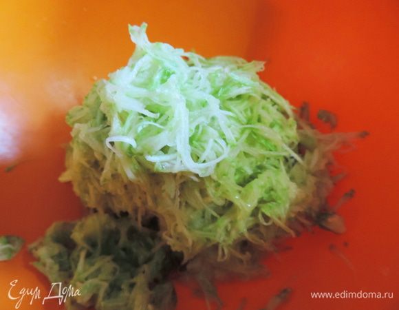 Кабачки натираем на мелкой терке. Лишнюю жидкость отжать. 