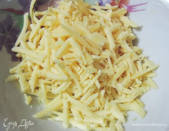 Сыр натираем на крупной терке.