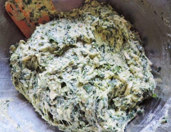 Соединяем измельченный шпинат, сыр, тертые кабачки с творожно-яичной массой. добавляем измельченные укроп и петрушку (у меня было 30г зелени, петрушки примерно в два раза меньше укропа ). Перемешиваем. Всыпаем муку, а сверху разрыхлитель (пакетик рассчитанный на 0,5кг муки). Перемешиваем до получения однородного теста.