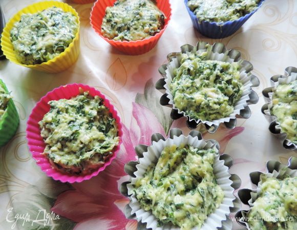 Подготовим формочки для кексиков. с силиконовыми ничего не делаем. А в металлические обязательно кладем бумажную формочку, иначе достать кексик будет проблематично. Поскольку кексики вырастут не очень сильно, я заполняю формочки даже больше, чем на 3/4. У меня получается 16 заполненных формочек.