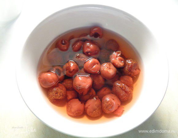 Разогреть духовку до 180° С.

Вишню промыть, залить корячей водой, добавить ром и дать настояться минимум 15 минут.