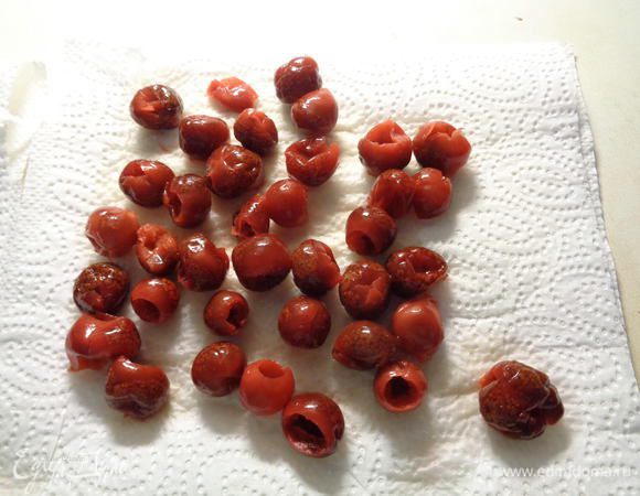 Слить воду с вишни и высушить ее бумажными полотенцами.