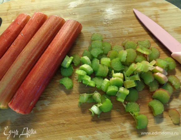 Ревень помыть и нарезать мелко.