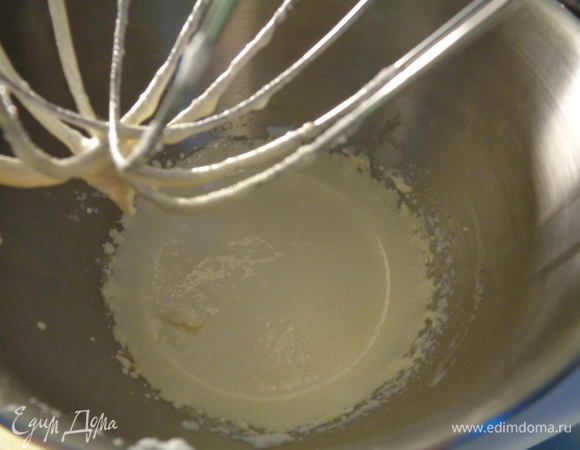 Растереть желтки с сахаром добела.