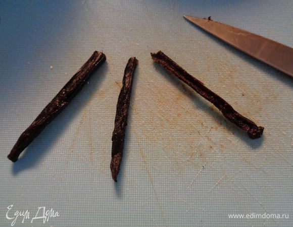 Палочку ванили разрезать вдоль и вытащить с помощью ножа семена ванили.