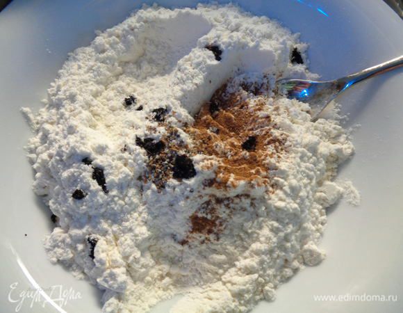 Перемешать в миске муку с разрыхлителем. Добавить ваниль и пряности.