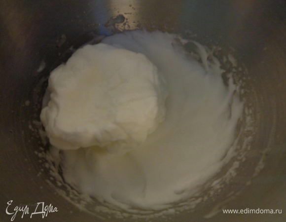 Белки взбить до твердых пиков 
