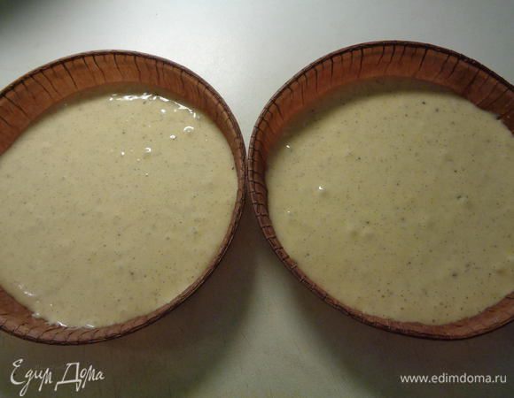 Я использовала бумажные формочки для выпекания, их не нужно ничем смазывать. Если вы используете обычную форму, а не силикон, то смажьте ее маслом и присыпьте манкой или мукой.

Выкладывать слоями. Вначале - слой теста.