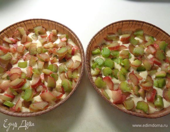 Затем - слой ревеня.