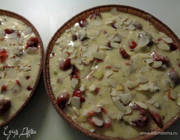 Присыпать лепестками миндаля.

